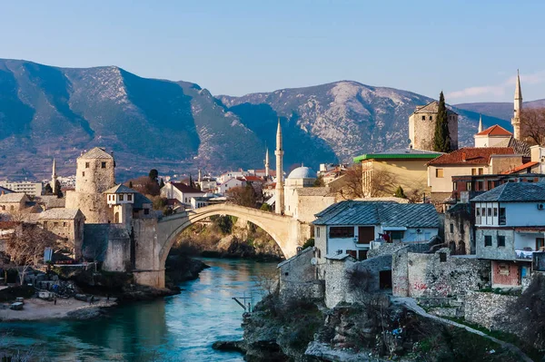 Mostar, Bósnia e Herzegovina - 24 de fevereiro de 2018: Bela vista sobre a cidade de Mostar com ponte antiga e construções antigas — Fotografia de Stock