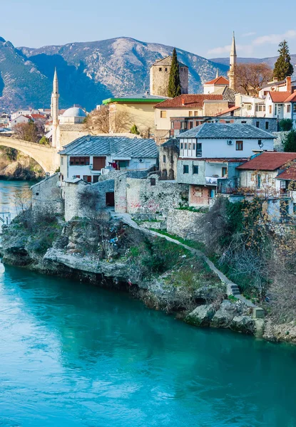 Mostar, Bosnia dan Herzegovina - 24 Februari 2018: Kota Mostar di Sungai Neretva, Bosnia-Herzegovina — Stok Foto