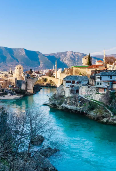 Mostar, Bosnia y Herzegovina - 24 de febrero de 2018: Hermosa vista sobre la ciudad de Mostar con puente viejo y buildi antiguo — Foto de Stock