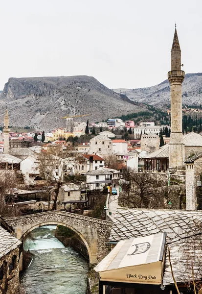 モスタル、ボスニア ・ ヘルツェゴビナ - 2018 年 2 月 24 日: モスタル市古い橋と古代の建物の美しい景色 — ストック写真