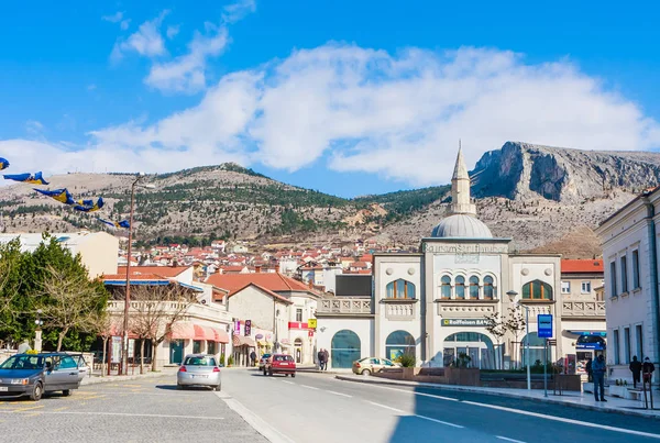 Mostar, Bosnia y Herzegovina - 24 de febrero de 2018: Mostarskog Bataljona street. Mostar. Bosnia y Herzegovina —  Fotos de Stock