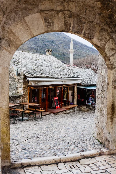 Mostar, Bosna a Hercegovina - 24 února 2018: staré město Mostar ulice s obchody a historické architektury. — Stock fotografie