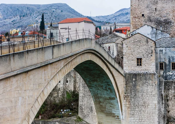 Mostar, Bosnia y Herzegovina - 24 de febrero de 2018: Vista de Stari La mayoría de un puente otomano del siglo XVI sobre Neretva ri — Foto de Stock