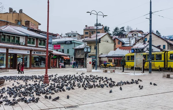 Sarajevo, Bośnia i Hercegowina - 26 lutego: sklepy na głównym placu Bascarsija historycznej dzielnicy w Saraje — Zdjęcie stockowe