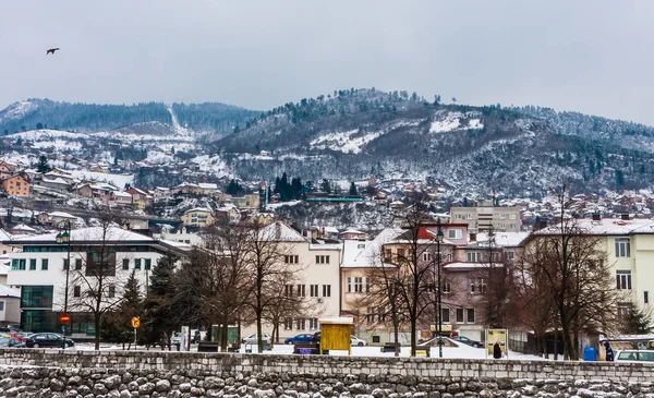 Sarajevo, Bosznia és Hercegovina - február 26.: épületek Szarajevóban Miljacka-folyó mentén. Bosznia-Hercegovina — Stock Fotó