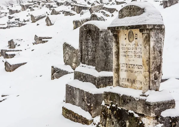 Nagrobki na starym cmentarzu żydowskim, które leżą na zboczach — Zdjęcie stockowe