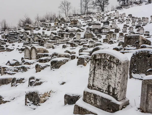 Yamaçlarda yer alan eski Yahudi Mezarlığı'ndaki mezar taşları — Stok fotoğraf