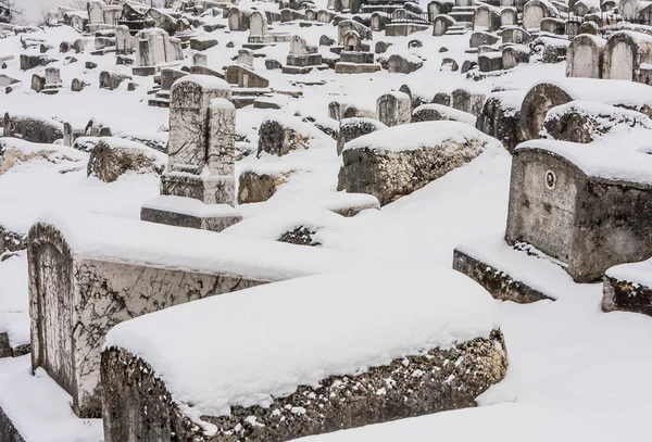 Надгробия на старом еврейском кладбище, которое лежит на склонах о — стоковое фото