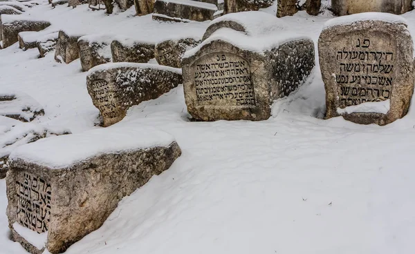 Den ødelagte gamle jødiske gravlunden under beleiringen av Sarajevo av serberen – stockfoto