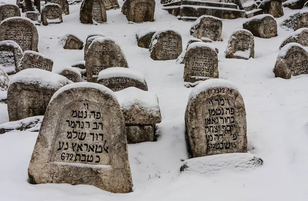 Den ødelagte gamle jødiske gravlunden under beleiringen av Sarajevo av serberne. Den nest største jødiske gravlunden i Europa etter Praha? – stockfoto
