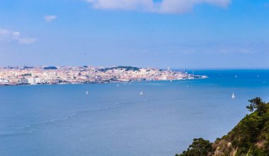 Lizbon, Por'da Tagus Nehri'nin karşısındaki Almada'dan panoramik manzara