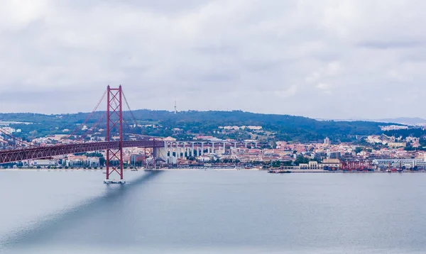 Ponte 25 de Abril Bridge in Lisbon, Portugal. Connects the citie — Stockfoto