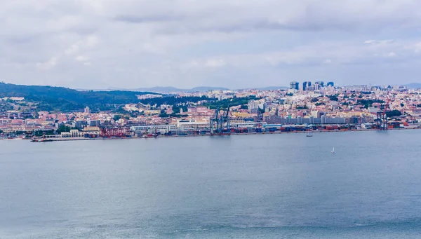 Panoramic view from Almada across the Tagus River at Lisbon, Por — Stock Photo, Image