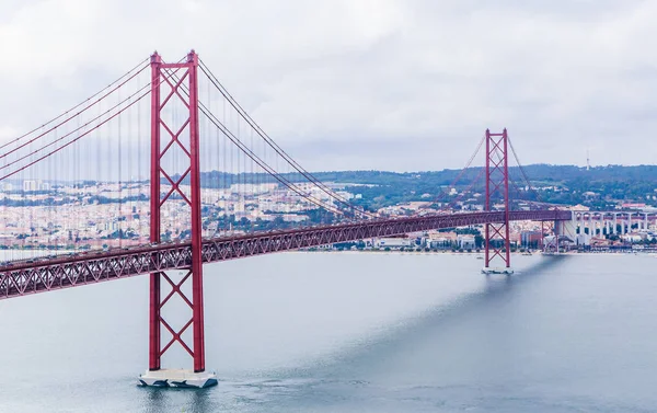 Ponte 25 de Abril Bridge in Lisbon, Portugal. Connects the cities of Lisbon and Almada crossing the Tagus River. View from Almada with Lisbon across — Stockfoto