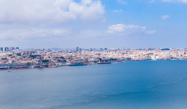 Panoramablick von der almada über den tagus bei lisbon, portugal — Stockfoto