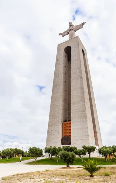 Santuario Nacional de Cristo Rey en Lisboa Portugal, lugar turístico de la ciudad — Foto de Stock