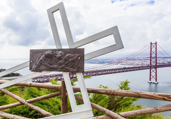 Installation med en fallen metall korsning nära Kristus kungen staty i Lissabon, Portugal — Stockfoto