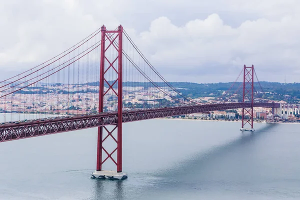 Ponte 25 de Abril Bridge in Lisbon, Portugal. Connects the cities — Stockfoto