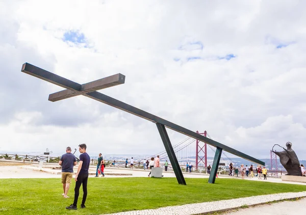 Cross in front of the monument to Jesus Christ — Stock Photo, Image