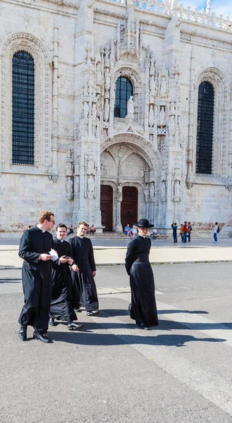 Jonge priesters in de buurt van Jeronimos of Hieronymieten klooster. Lisb — Stockfoto