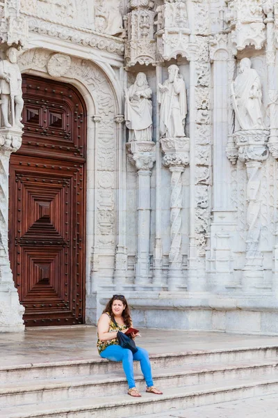 Un turista se sienta en las escaleras de Jerónimo o del monasterio de Jerónimo. L —  Fotos de Stock