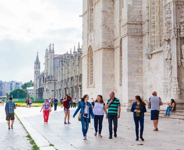 Grupo multitudinario caminando cerca del famoso monumento antiguo Mosteiro dos J — Foto de Stock