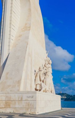 Tagus Nehri'nin rıhtım tarafındaki Kaşifler Anıtı.