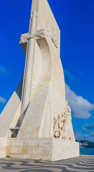 Пам'ятник Першовідпавачів на набережній річки Тежу. — стокове фото