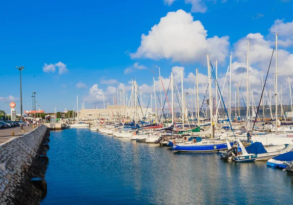 Парусные лодки на пристани Doca De Belem в Лиссабоне, Португалия — стоковое фото