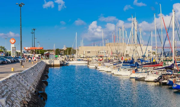 Lizbon Doca De Belem marinada yelkenli tekneler, Portekiz — Stok fotoğraf