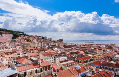 Santa Justa Lift veya Carmo Lift'ten Baixa ve Alfama'nın görünümü, 