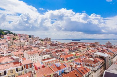 Santa Justa Lift veya Carmo Lift'ten Baixa ve Alfama'nın görünümü, 