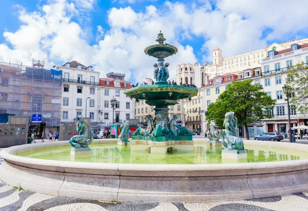 Brunnen auf dem rossio platz in Lissabon, portugal — Stockfoto