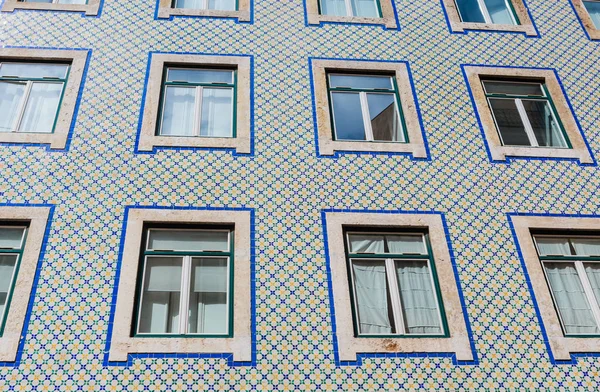 Фасад традиционного здания с типичной португальской плиткой azulejo . — стоковое фото