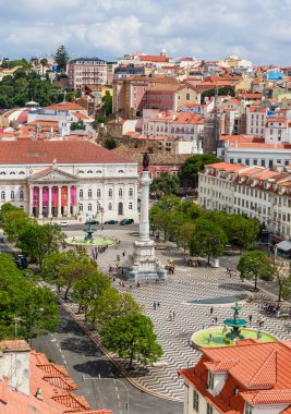 Rossio Meydanı'nın görünümü, Pedro IV Sütunu, Kraliçe Maria Ii Ulusal Tiyatrosu