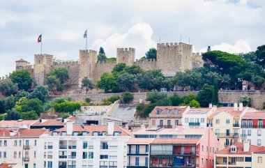 Saint George Alfama konut evler tarafından çevrili Castle. 
