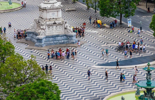 Widok na plac Rossio, kolumnę Pedro IV i fontannę — Zdjęcie stockowe