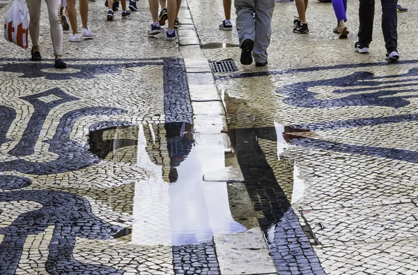 La gente en la calle Augusta, la famosa atracción turística de Lisboa — Foto de Stock