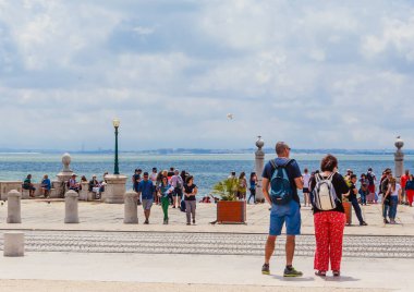 İskele Colunas (Cais das Colunas) Ticaret Squar bulunmaktadır