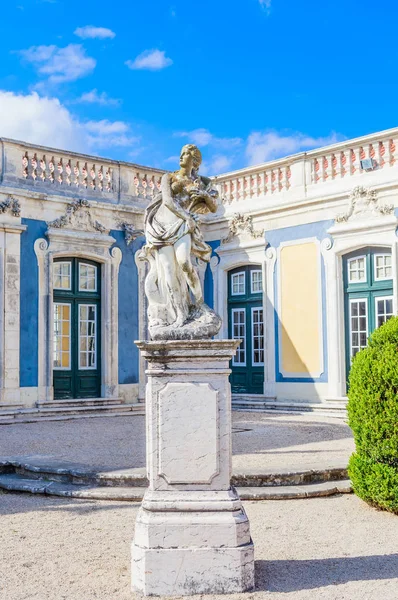 Die Gärten der königlichen Residenz des Palacio de Queluz umgeben — Stockfoto