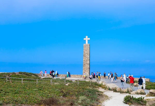 Zwykli turyści spacerują w pobliżu Krzyża na Cabo da Roca, najbardziej na zachód — Zdjęcie stockowe