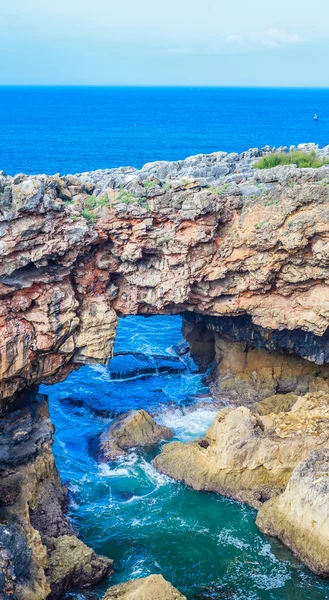 Вид на дыру в скале, называемой устьем ада или Бока-ду-Инф — стоковое фото
