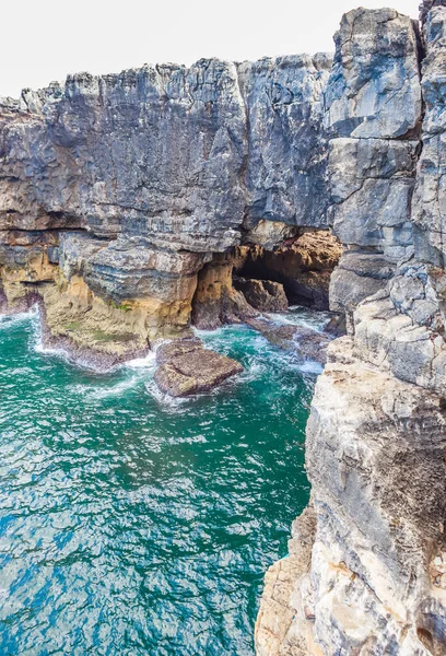 Blick auf ein Loch in einem Felsen namens Höllenschlund oder Boca do inf — Stockfoto