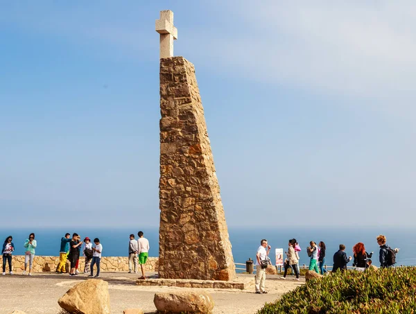 Les touristes ordinaires marchent près de Cross sur Cabo da Roca, le plus à l'ouest — Photo