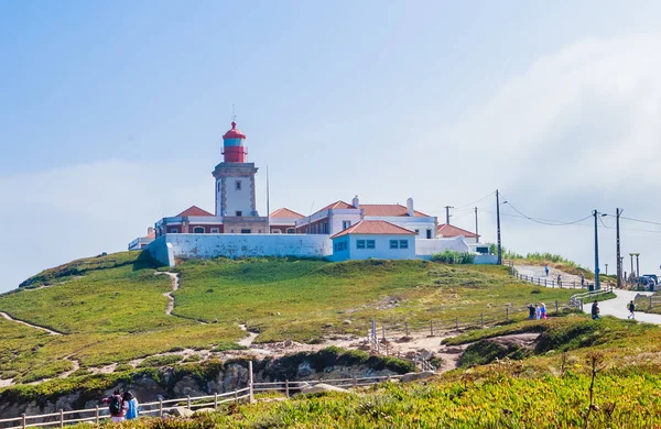 Na szczycie klifu znajduje się latarnia morska Cabo da Roca (Portugalia). Konst — Zdjęcie stockowe