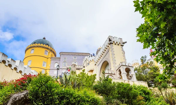 Utsikt över slottet pena i nationalparken sintra, portugal — Stockfoto