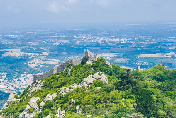 Zamek Maurów to średniowieczny zamek na wzgórzu w Sintra. — Zdjęcie stockowe