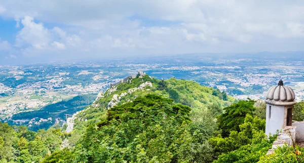 A vár a mórok egy dombtetőn középkori vár Sintra. — Stock Fotó