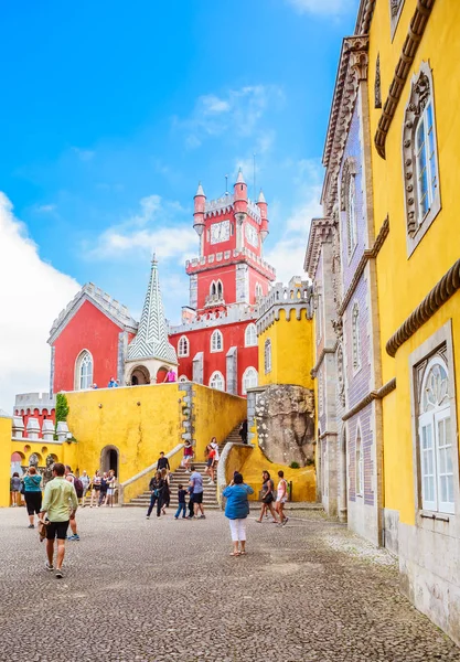 Sintra, Portugalia punkt orientacyjny, czerwono-żółta wieża zegarowa w Pena Pa — Zdjęcie stockowe