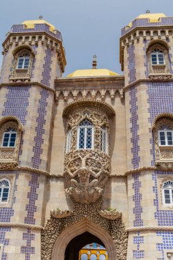 Bir semender tasviri, yaratılış alegorisini sembolize eder.